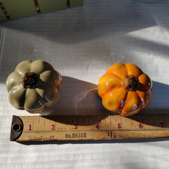 Russ Ceramic Pumpkin Salt and Pepper Shakers Fall Thanksgiving Kitchen Accents - Picture 15 of 16